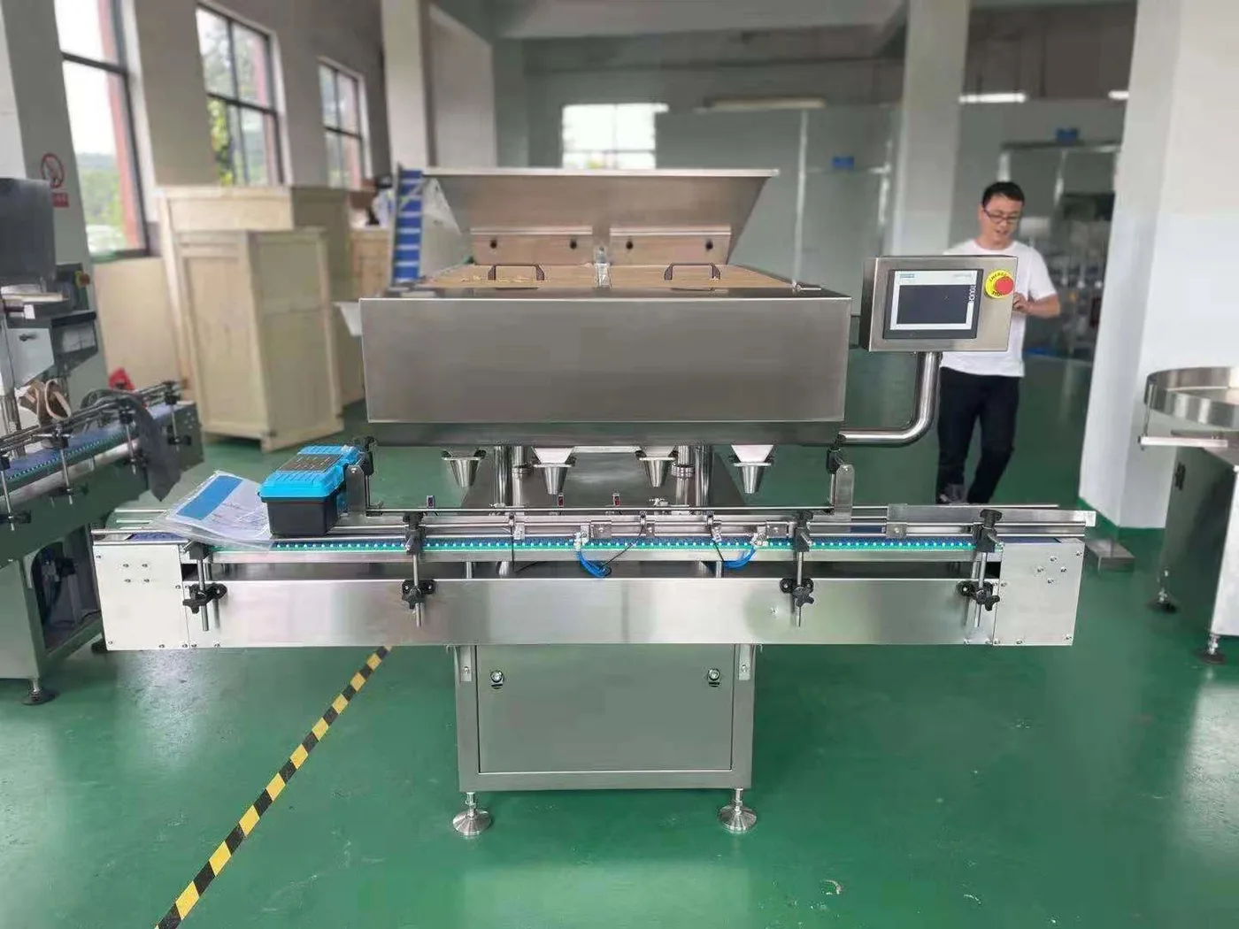 Single Phase Pill Capsule Counting Machine Using Shake Approach 70-90b/minute, view 1